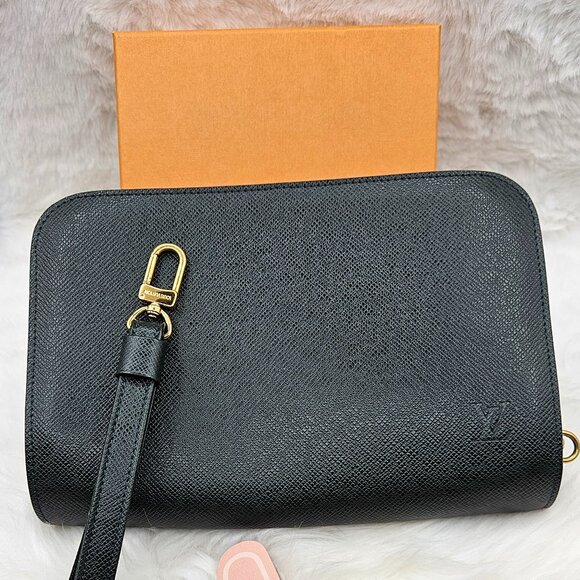 Louis Vuitton Green Taiga Leather Clutch - Picture 17 of 17